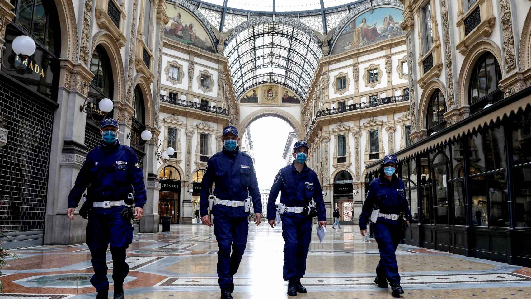 Policías con mascarilla en Milán