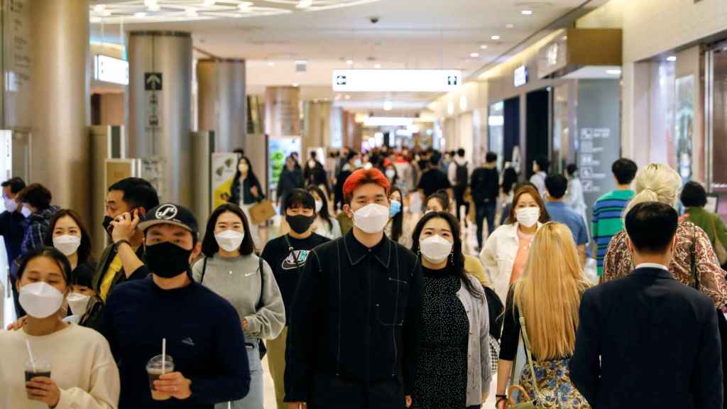 Metro de Seúl, con todos los ciudadanos portando mascarillas.
