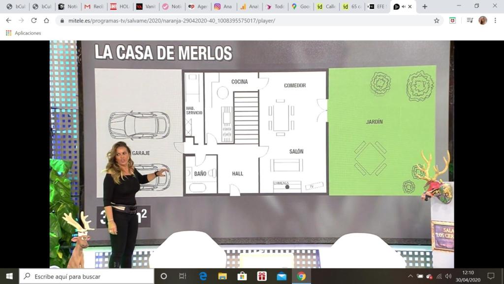 Marta López explica la distribución de la casa.