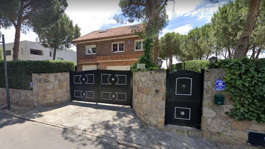 Fachada y entrada del chalet de Boadilla del Monte de Alfonso Merlos.