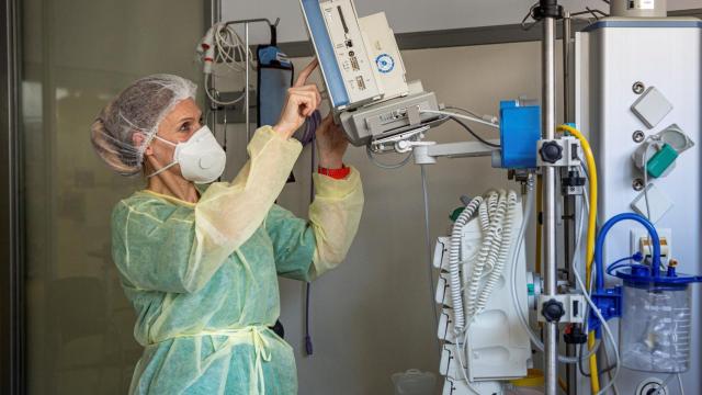 Una enfermera en la UCI de un centro hospitalario.