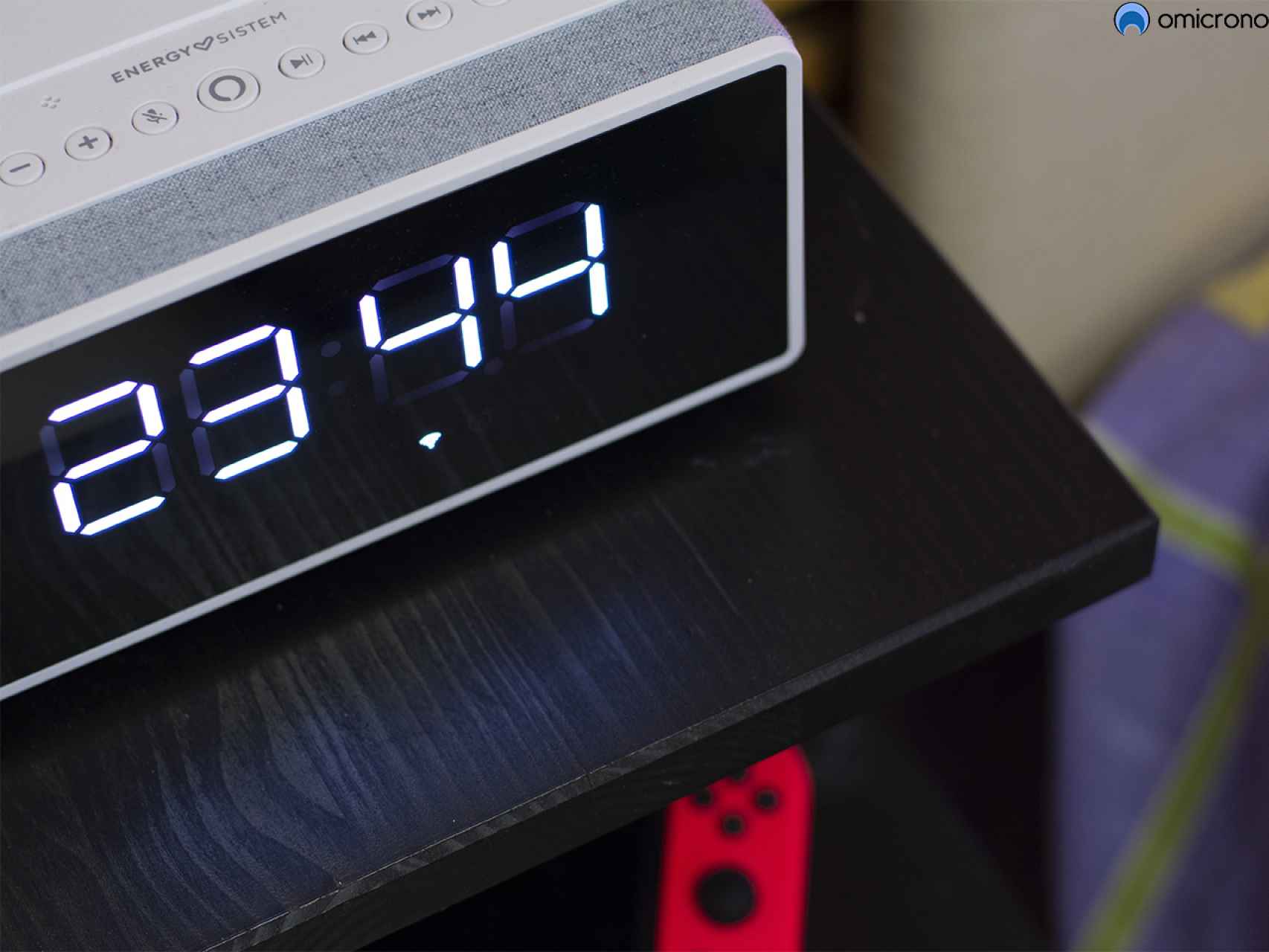 Este despertador con Alexa carga tu teléfono si lo dejas encima