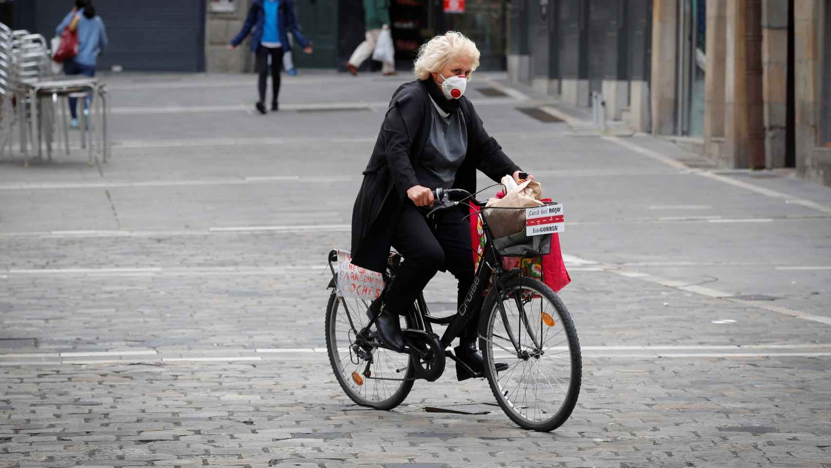 Una mujer se desplaza en bicicleta en Pamplona.