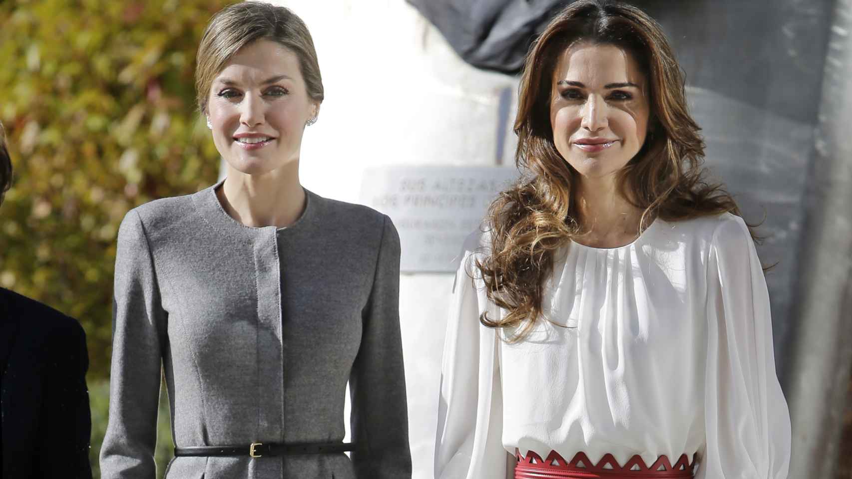 Rania de Jordania regaló a Letizia los pendientes 'Plume' de Chanel.