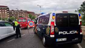 Un control policial a la entrada del barrio de Santa Bárbara de Toledo
