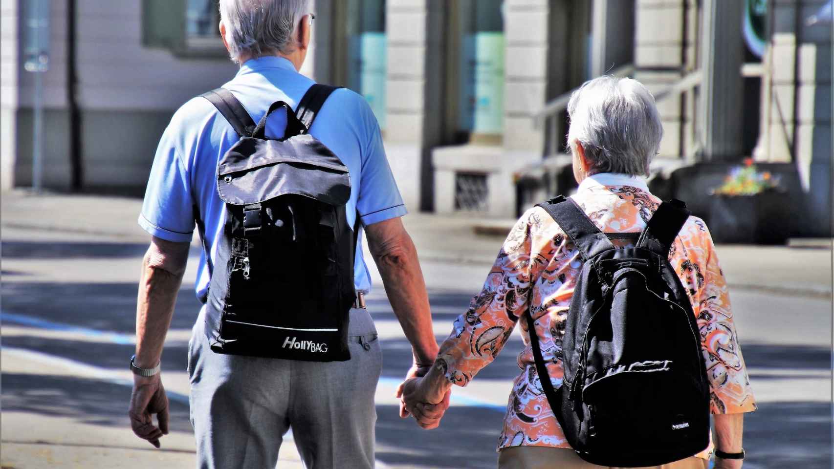 Una pareja, paseando en Madrid.
