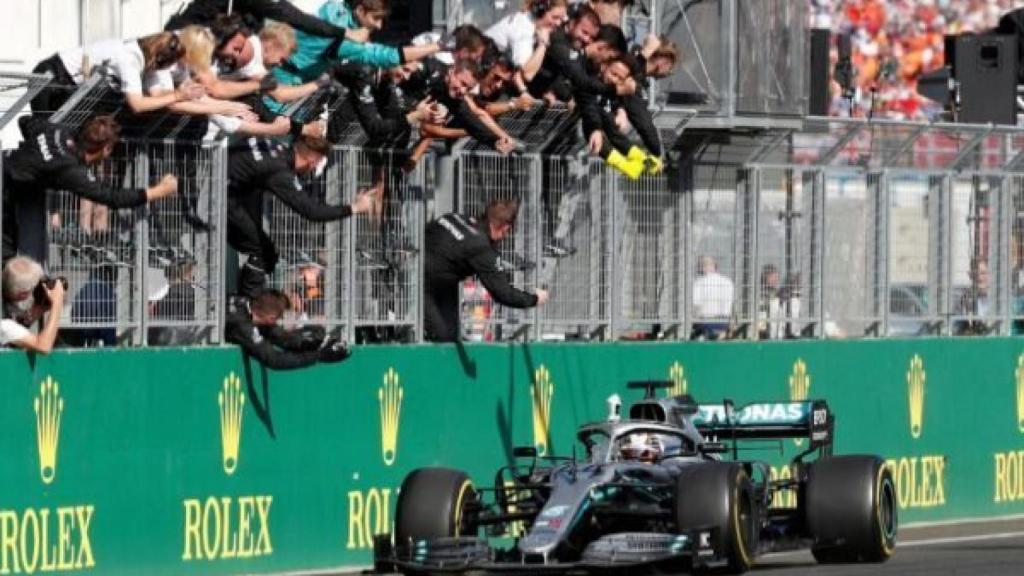 Hamilton tras ganar en el GP de Hungría el año pasado