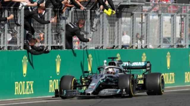 Hamilton tras ganar en el GP de Hungría el año pasado