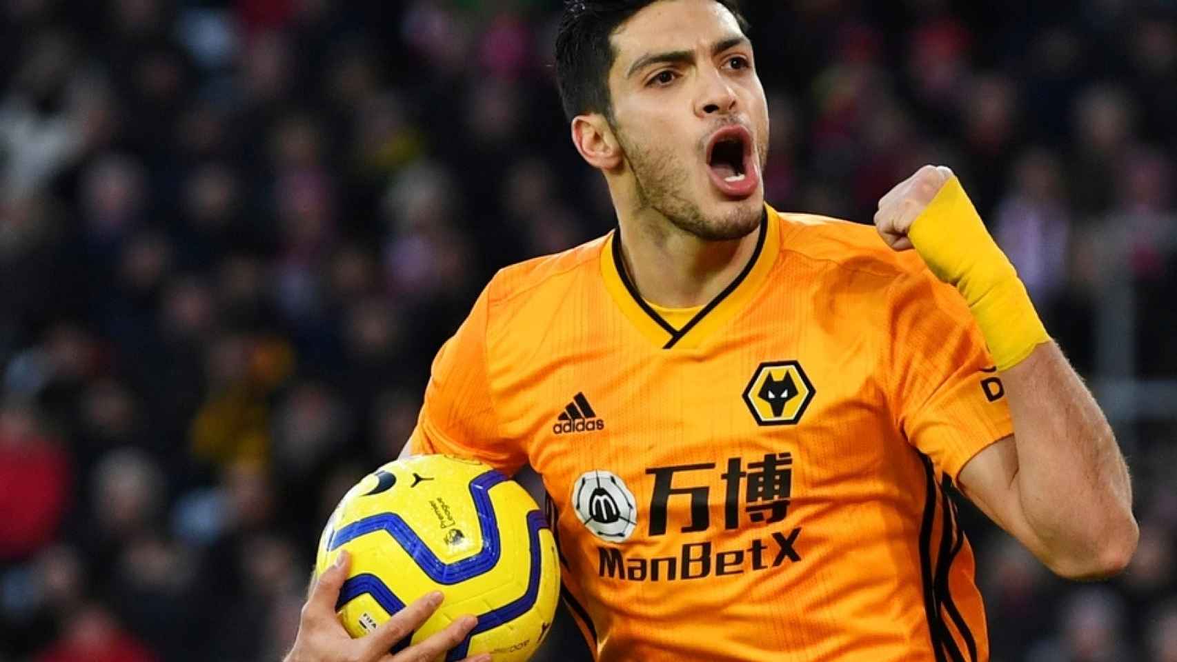 Raúl Jiménez celebra un gol con el Wolverhampton