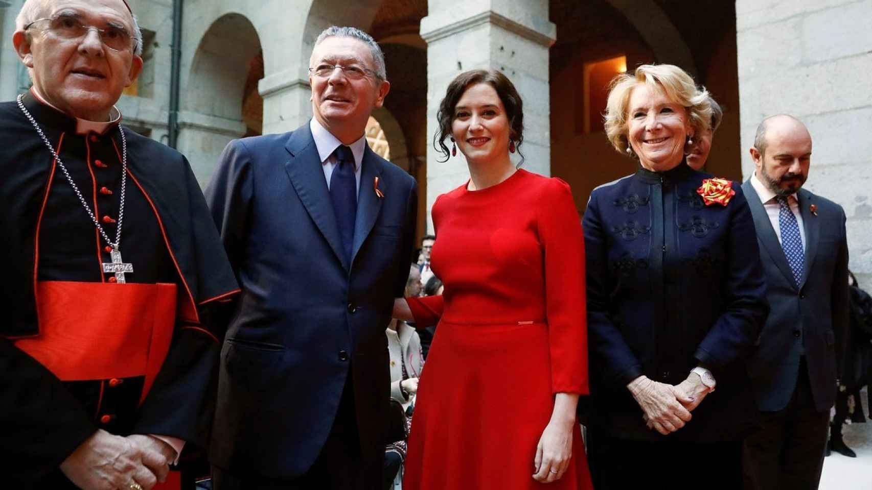 La presidenta madrileña (c) junto a los expresidentes de Madrid Alberto Galardón (i) y Esperanza Aguirre (d)