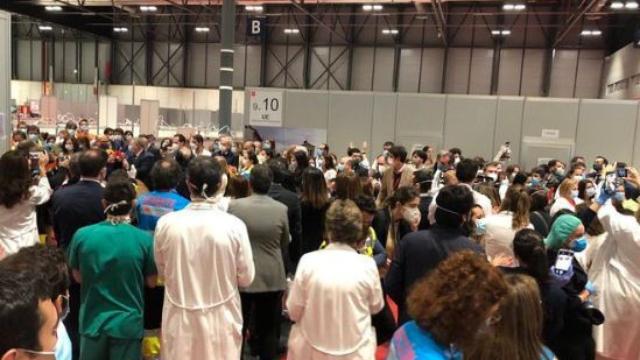 La indignante foto del cierre de Ifema con políticos, sanitarios y periodistas apelotonados