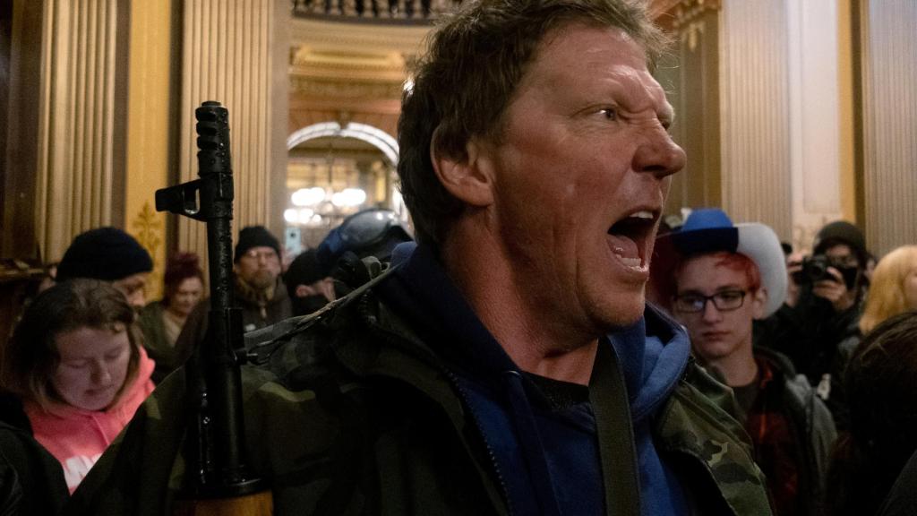 Un manifestante grita a la Policía Estatal de Michigan tras ocupar el Capitolio.