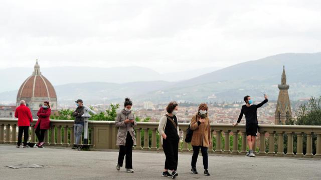 Paseos con mascarilla en tiempos de pandemia en Florencia.