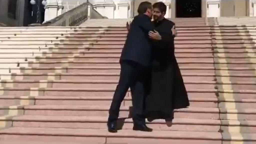 Bolsonaro abraza a un religioso en una iglesia en Porto Alegre.