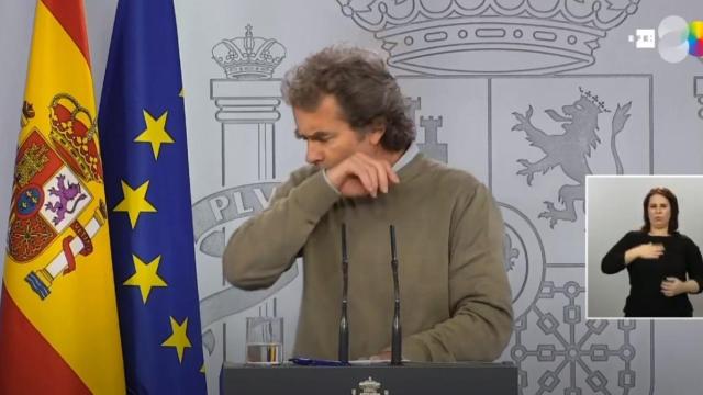 Ataque de tos de Fernando Simón en rueda de prensa: El problema es que he comido una almendra