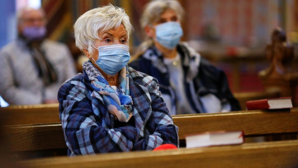 Una mujer acude a la iglesia en el municipio de Clèveris, en el estado de Renania del Norte-Westfalia,