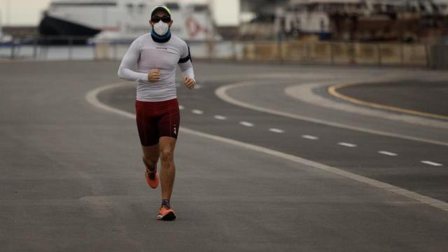 Un hombre practica deporte protegido con mascarilla en Santa Cruz de Tenerife.