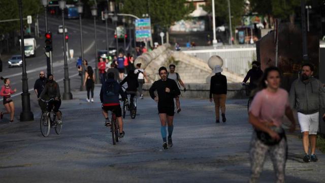 Vecinos y vecinas salen a pasear y hacer deporte en Madrid este sábado.