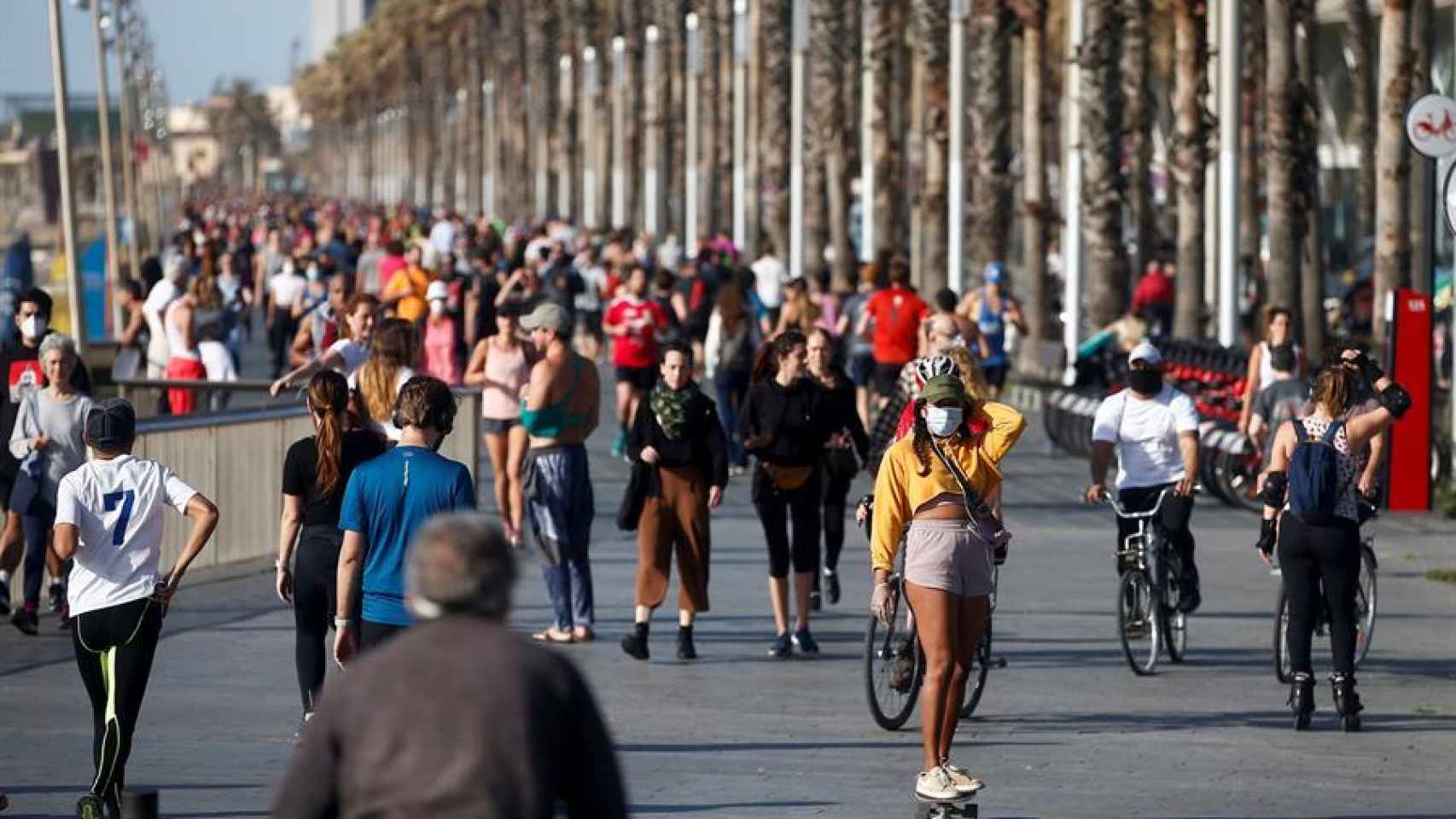 Una multitud de ciudadanos se ejercita o pasea por el Paseo Marítimo de Barcelona, este sábado.
