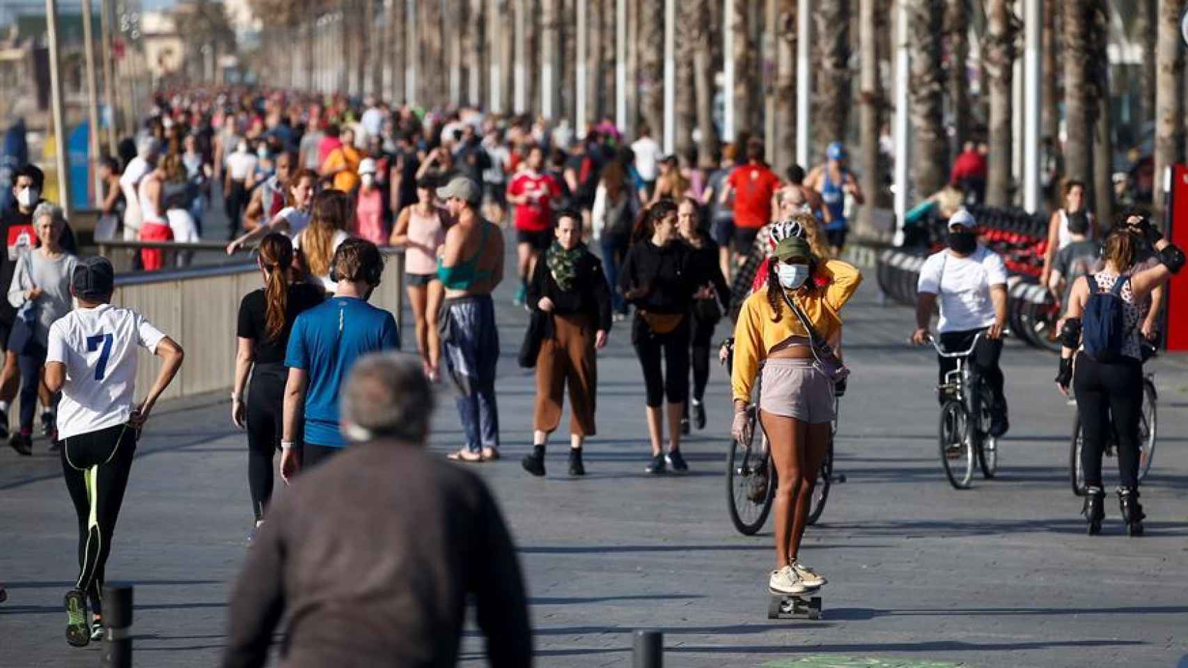 Una multitud de ciudadanos se ejercita o pasea por el Paseo Marítimo de Barcelona, este sábado.