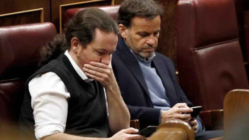Pablo Iglesias, junto a Jaume Asens en el Congreso.