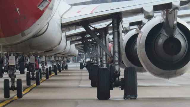 Aviones aparcados en un aeropuerto.
