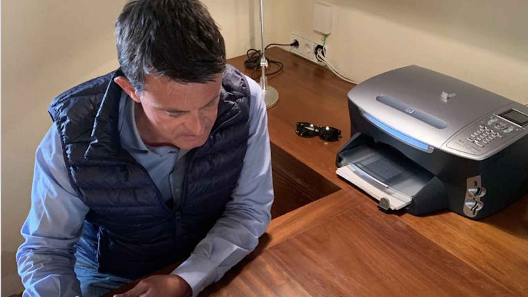 Manuel Valls, en el despacho de su casa de Menorca.