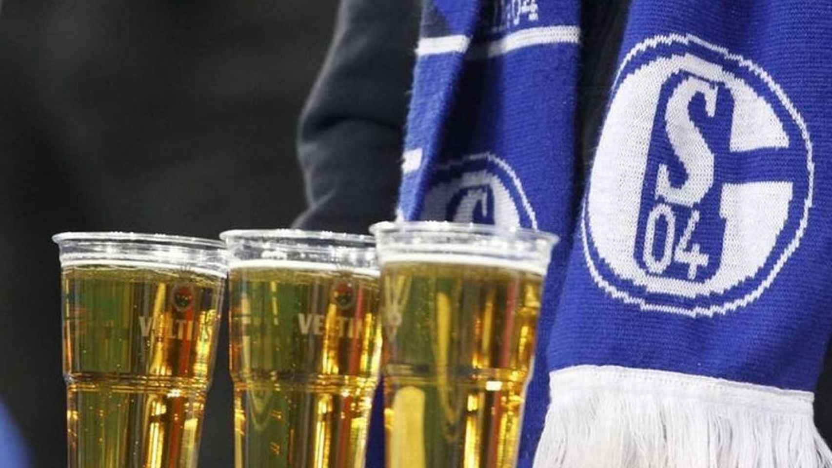 Varios vasos de cerveza junto a una bufanda del Schalke