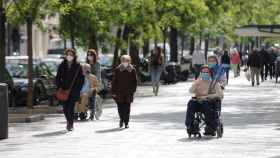 Personas mayores pasean por Madrid este sábado.
