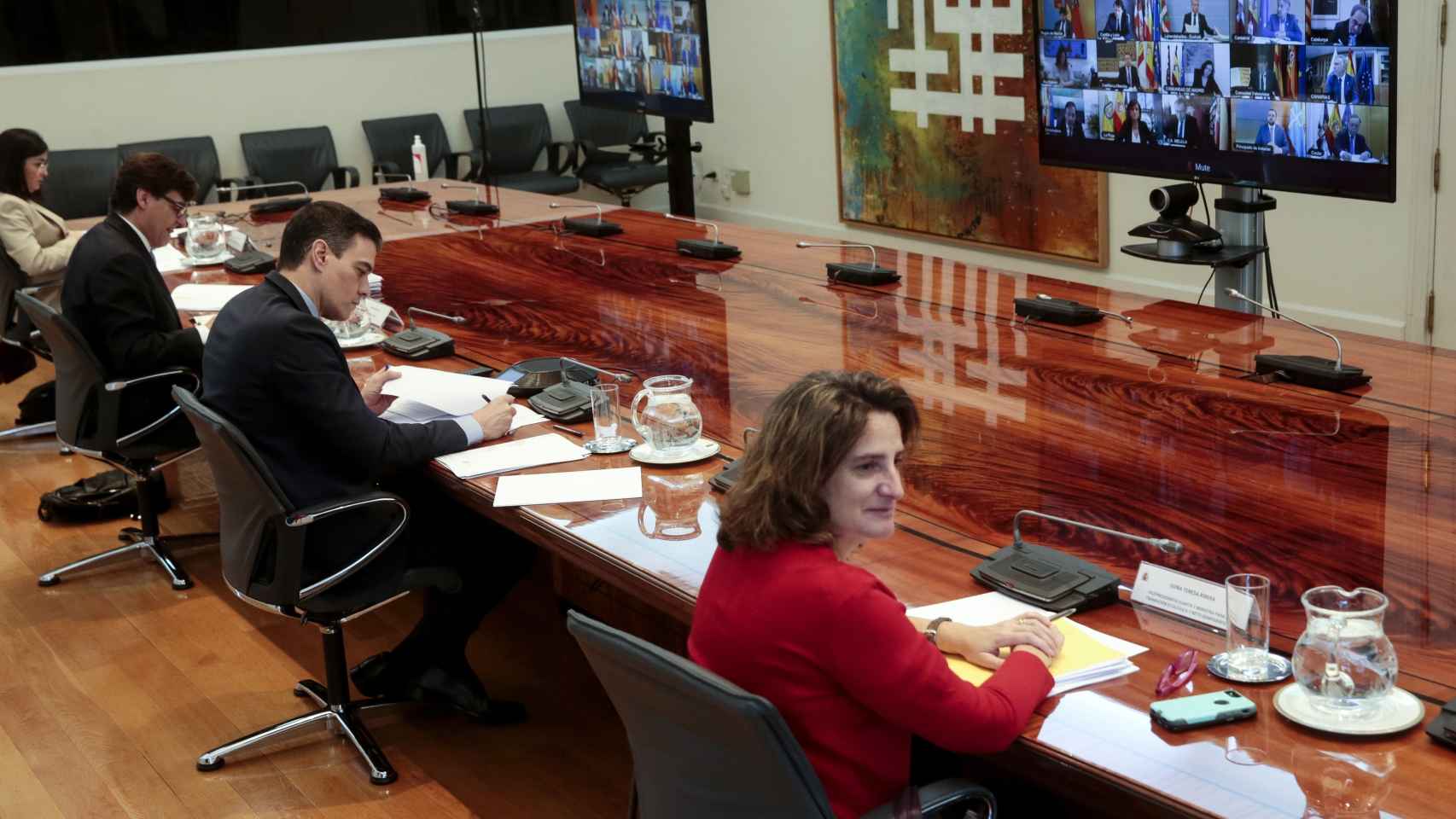 Sánchez, Ribera, Illa y Darias, este domingo, ante la pantalla de la videoconferencia de presidentes.