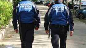 Dos policías municipales, de patrulla por Madrid.