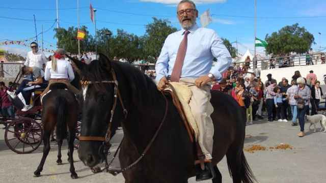 Torrecillas, alcalde de Albox, montando a caballo en la Feria del ganado.