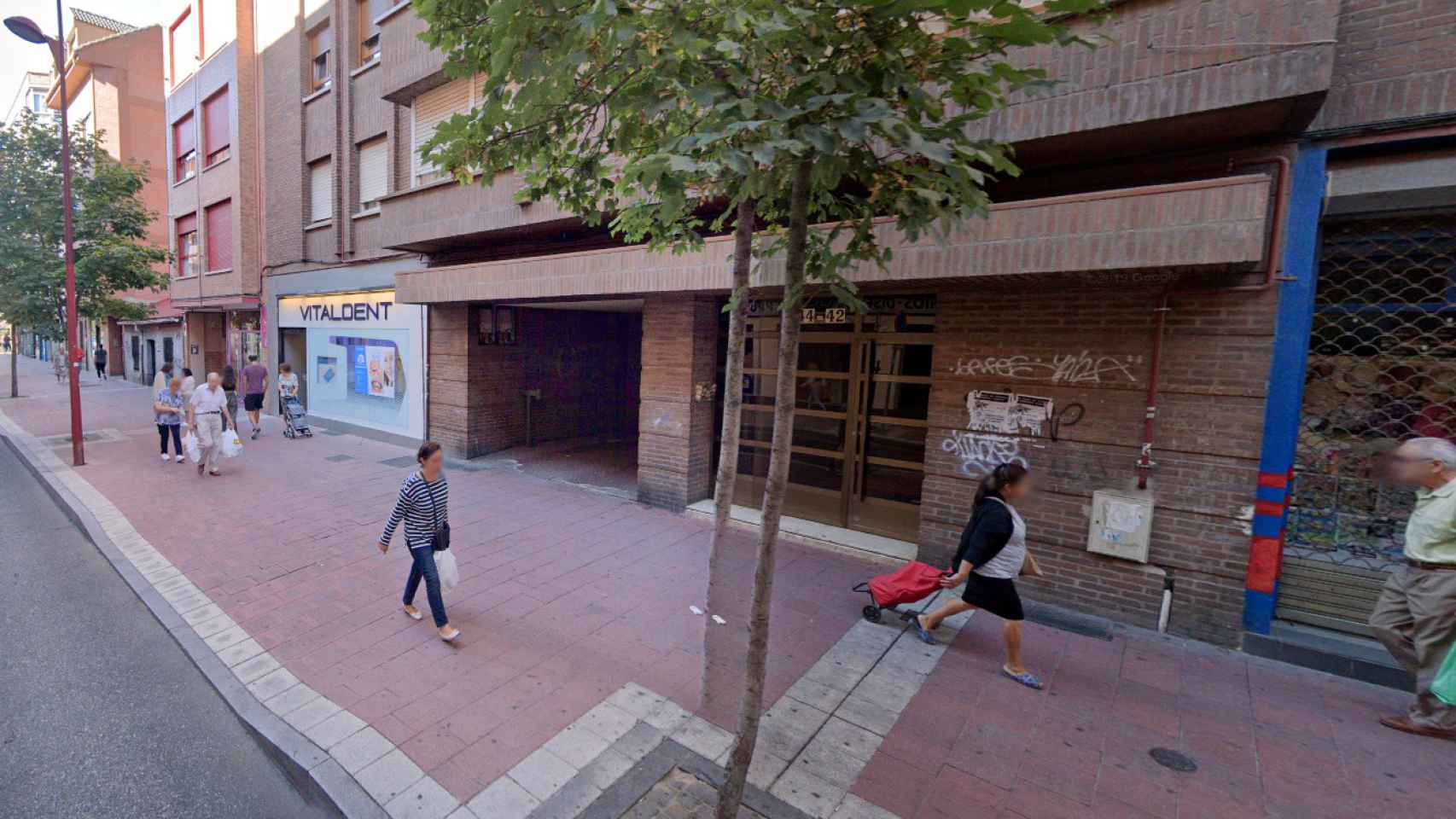Fachada del número 42-44 de la calle Embajadores, de Valladolid.
