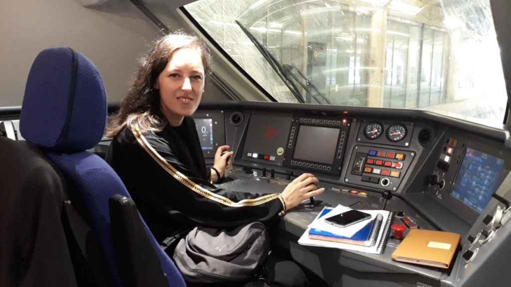 Elena, con abaya, en la cabina del tren saudí.