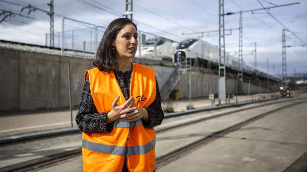 Elena Moral enseña los nuevos trenes de alta velocidad de Renfe.