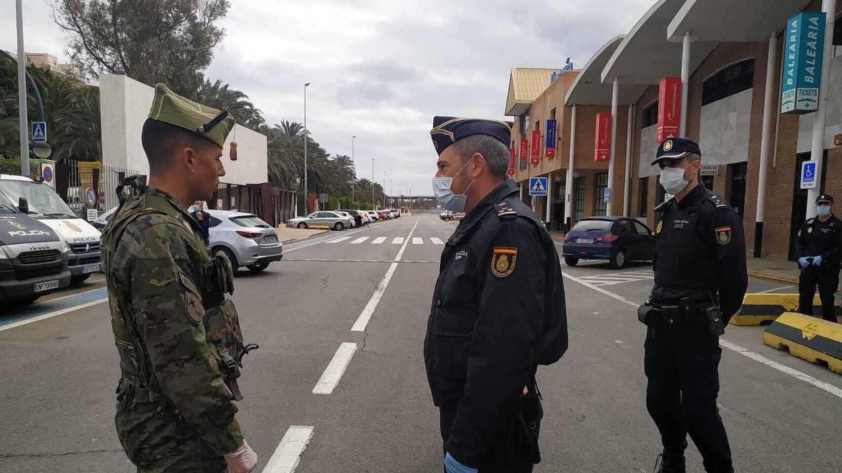 Un soldado conversa con un policía nacional en Almería.
