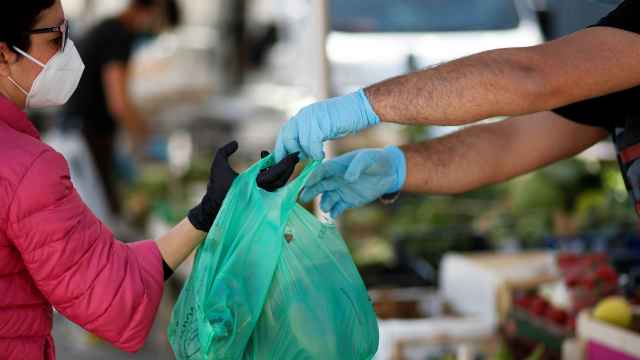 California permite dispensar bolsas de plástico por miedo a la expansión del virus.
