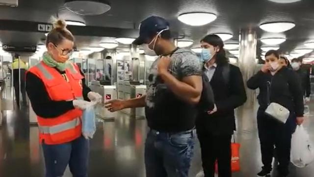 Reparto de mascarillas en Barcelona.