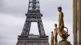 Las estatuas doradas de la Plaza de Trocadero en París, adornadas con mascarillas.
