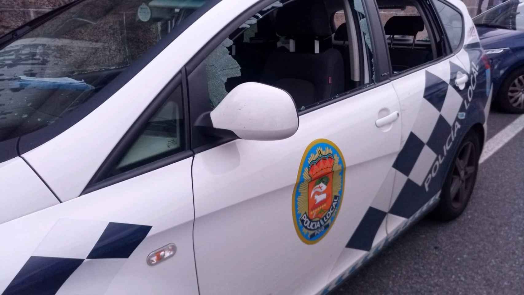 El coche de la Policía Local de Poio después del ataque.