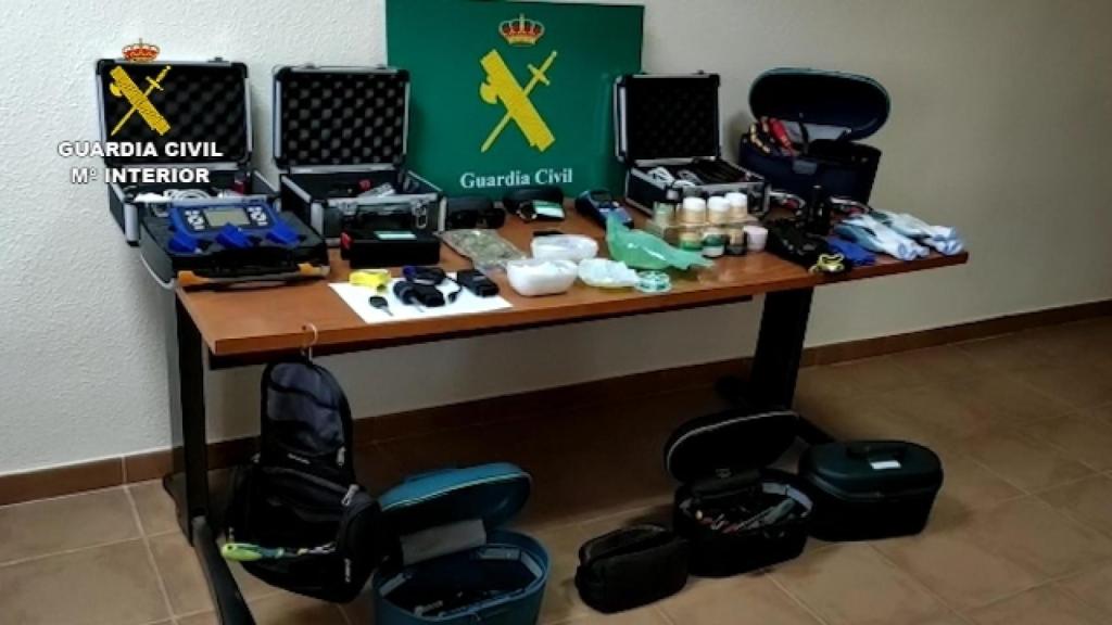 Lote de material incautado a los detenidos en el piso del barrio de San Blas.