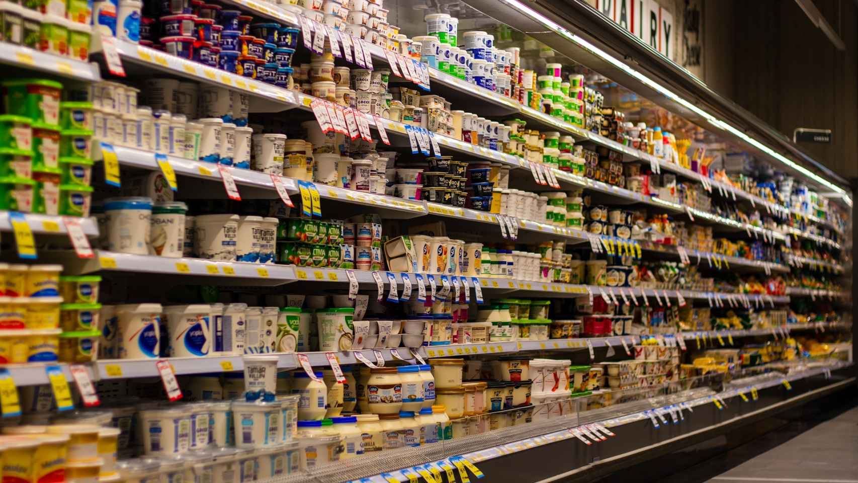 Una estantería de supermercado repleta de envases.