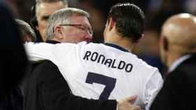Ferguson se abraza con Cristiano Ronaldo en 2013