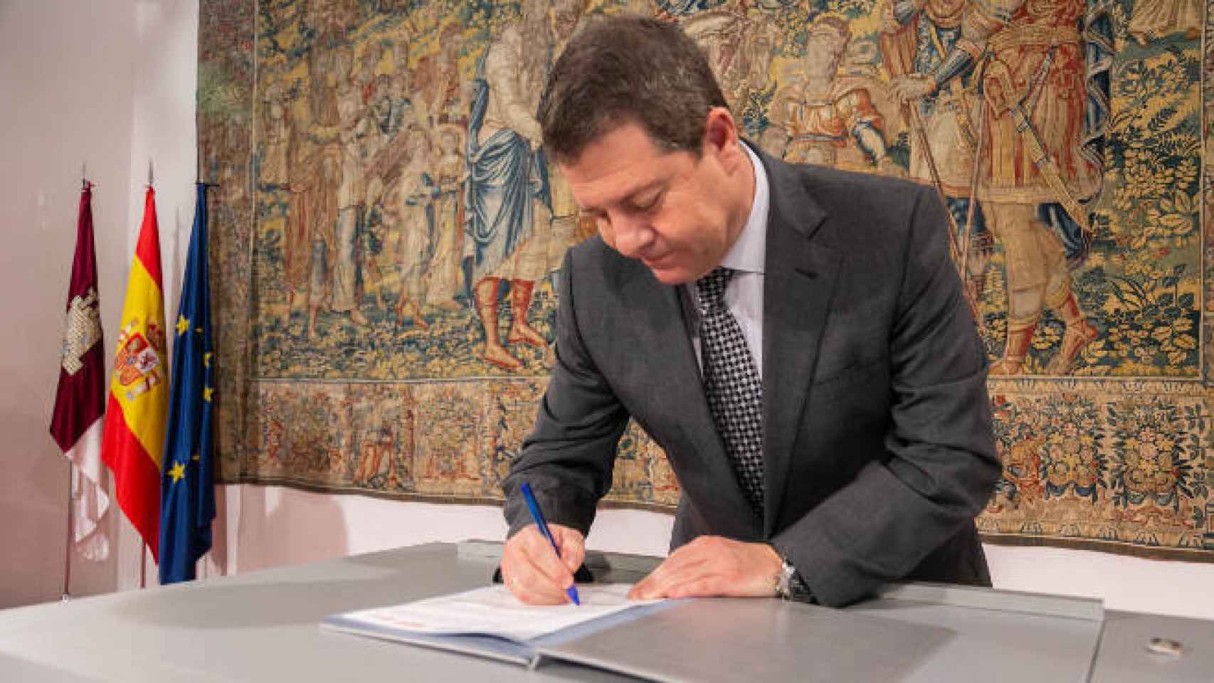 Emiliano García-Page, presidente de la Junta, este lunes durante la firma del Plan de Recuperación de Castilla-La Mancha