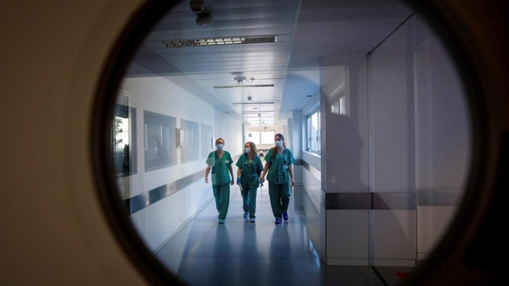 CORONAVIRUS: Sanidad cifra en casi 44.000 los sanitarios contagiados, el 11% dos hospitales Madrid y Barcelona