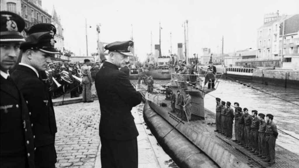 Dönitz observa la llegada de un submarino a Saint-Nazaire (junio de 1941).