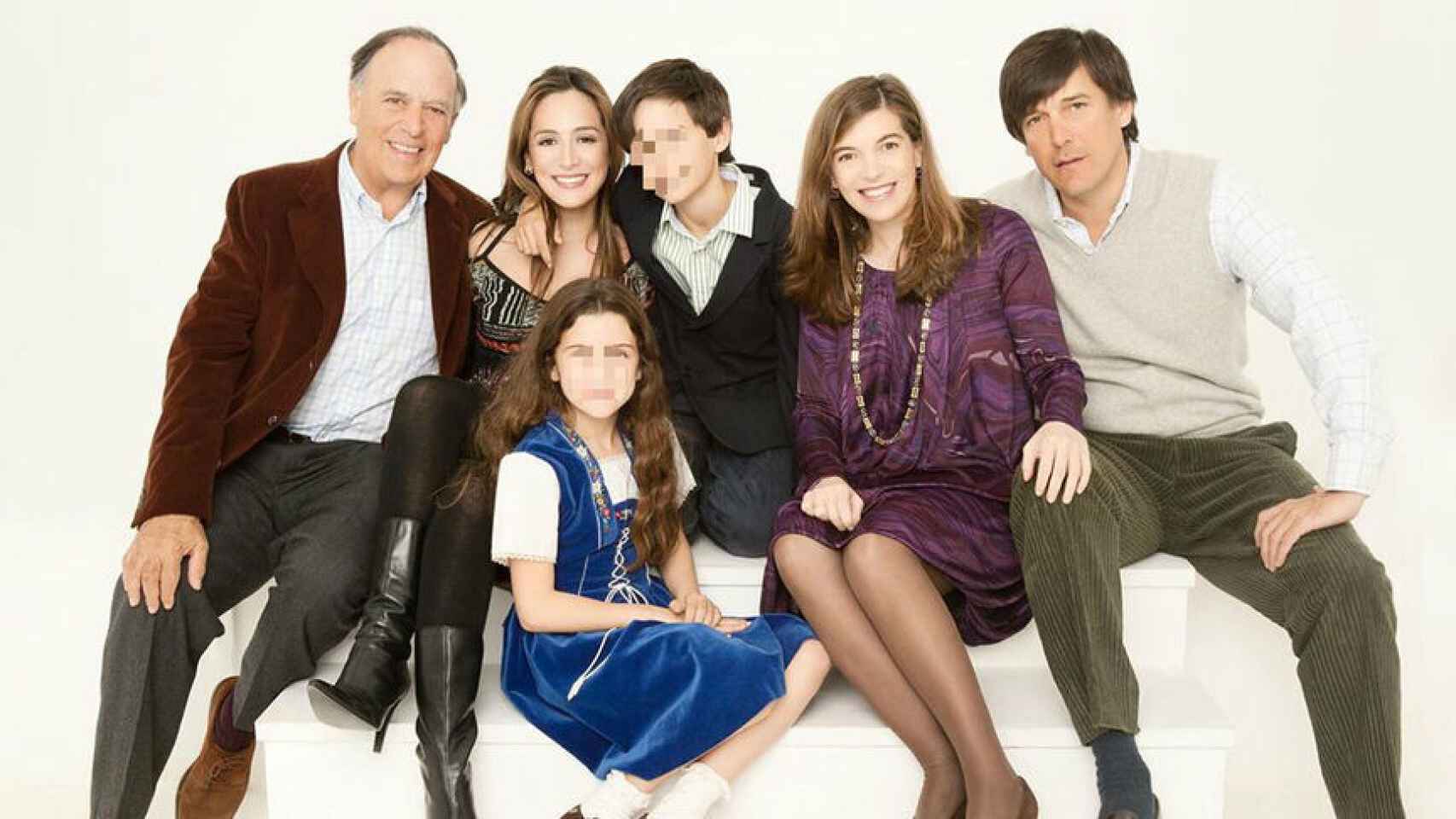 Imagen que ha acompañado el comunicado: Carlos Falcó con sus cinco hijos.