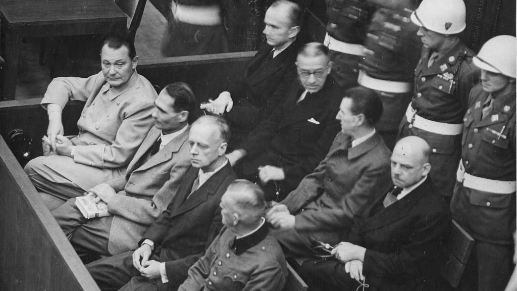 Dönitz en los Juicios de Núremberg. Segunda fila, arriba.