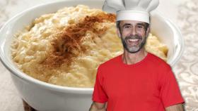 Alonso Caparrós en un montaje de JALEOS frente a su arroz con leche.