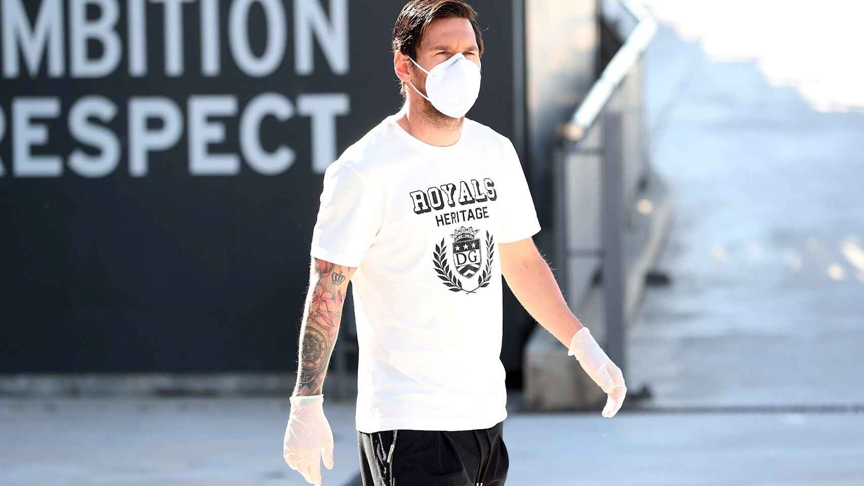 Leo Messi, protegido con mascarilla y guantes para acudir a la Ciudad Deportiva Joan Gamper para hacerse la prueba del Covid-19